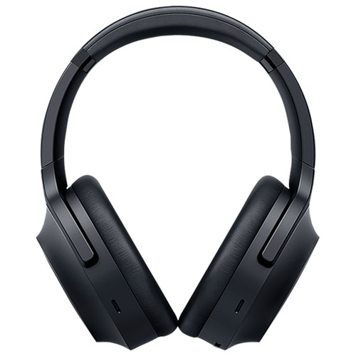 16206973_3-1 Detail of the Razer Barracuda Pro black wireless gaming headset, emphasizing its versatile connectivity options.